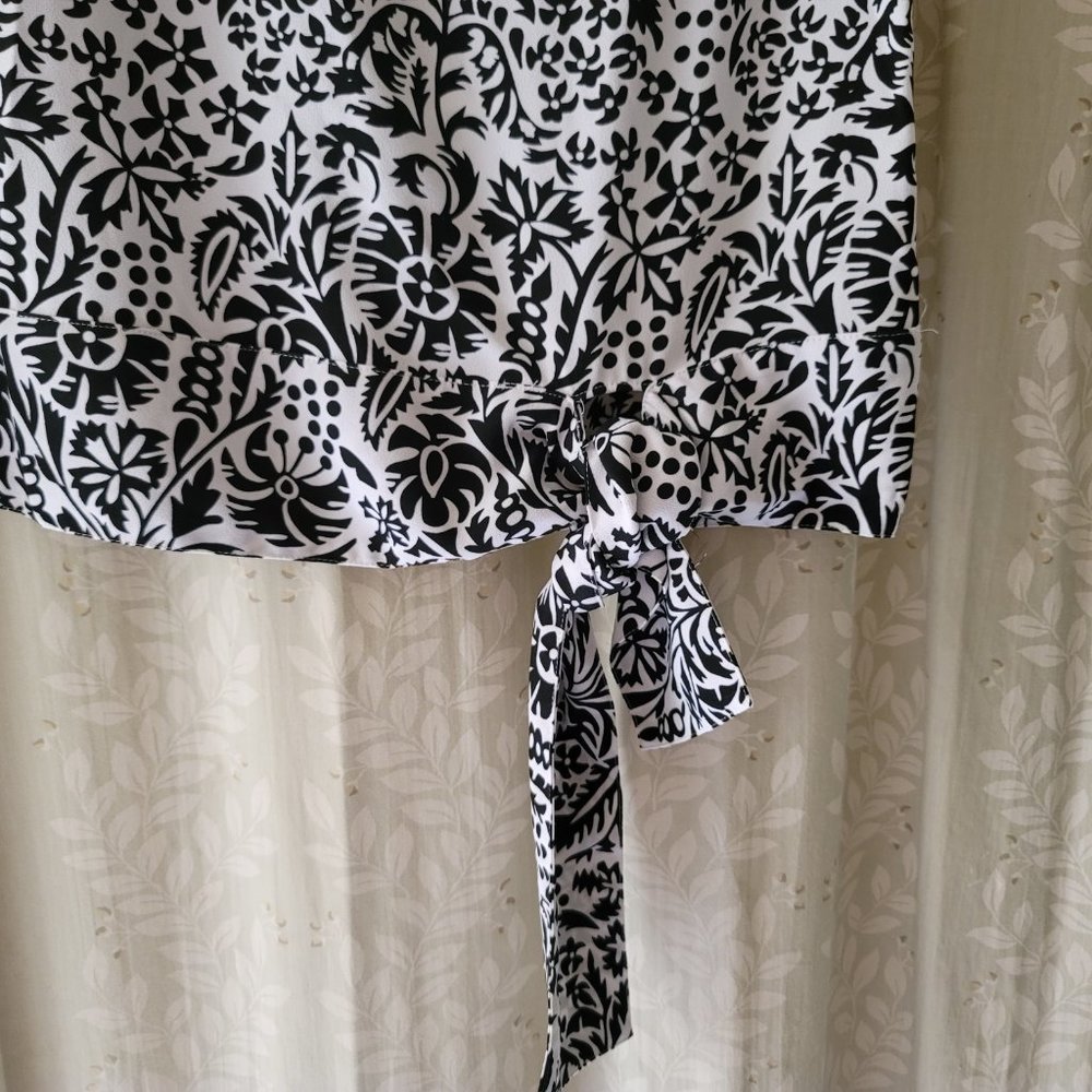 Talbot's B&W Sleeveless top with floral design NWT - Picture 2 of 7